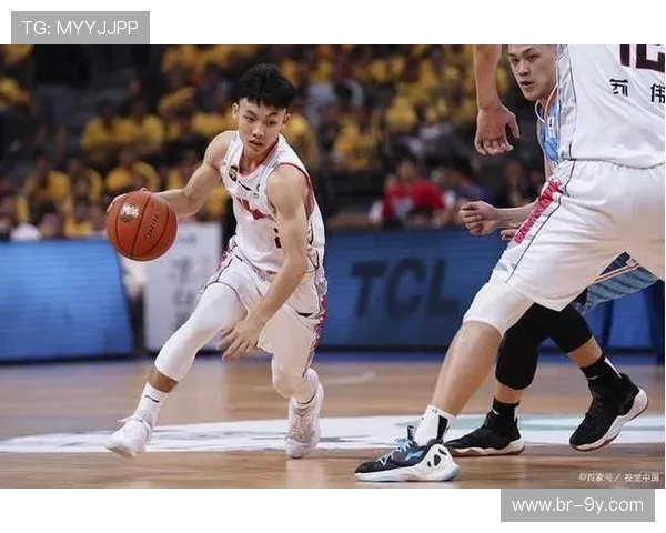 大学足球队主力球员脚伤严重影响赛季表现球队面临紧急调整挑战