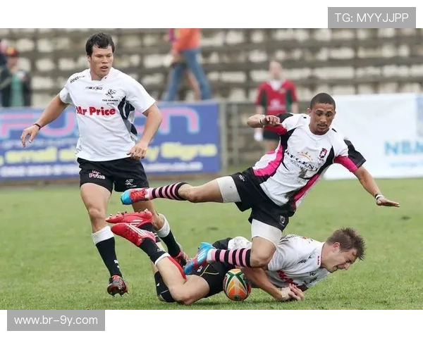 深入解析足球比赛中球员假摔举手行为是否构成犯规的规则判定依据